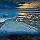 Большой камень с цепью на дне Белого моря во время отлива. Вероятно, цепь служила для привязки рыбацкой лодки. Архангельская область, близ г. Онега, 2015 г.
